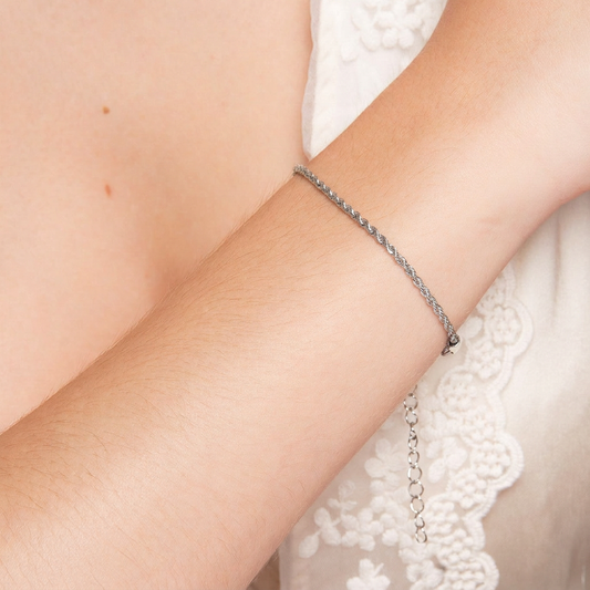 Close da pulseira Rope em ródio branco no pulso