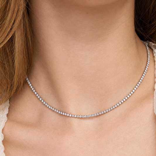 Close do choker com ajuste na posição do colar