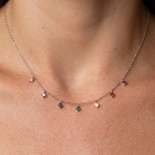 Close do colar Dainty Colors