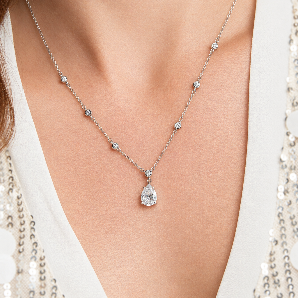 Close do colar Petra Glam White Rhodium