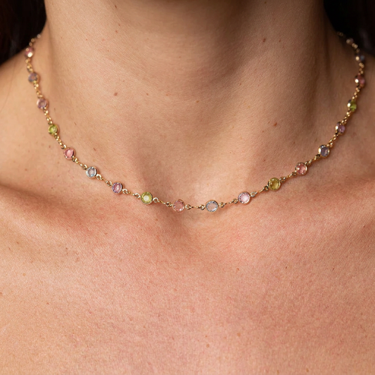 Close mais próximo e iluminado do Summer Color Choker